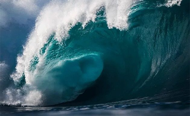 تسونامي يضرب سواحل أحد المحيطات عقب زلزال بلغت قوته 6.9 درجات 