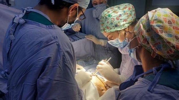 مكّنت طفلة من التنفس طبيعيا لأول مرّة: نجاح عملية جراحية دقيقة بمعهد صالح عزيز