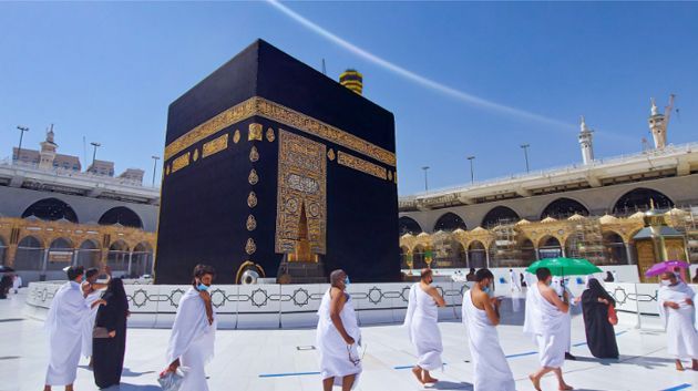 حادث مرور مروّع يهز السعودية.. وفاة 18 معتمرا من عائلة واحدة 