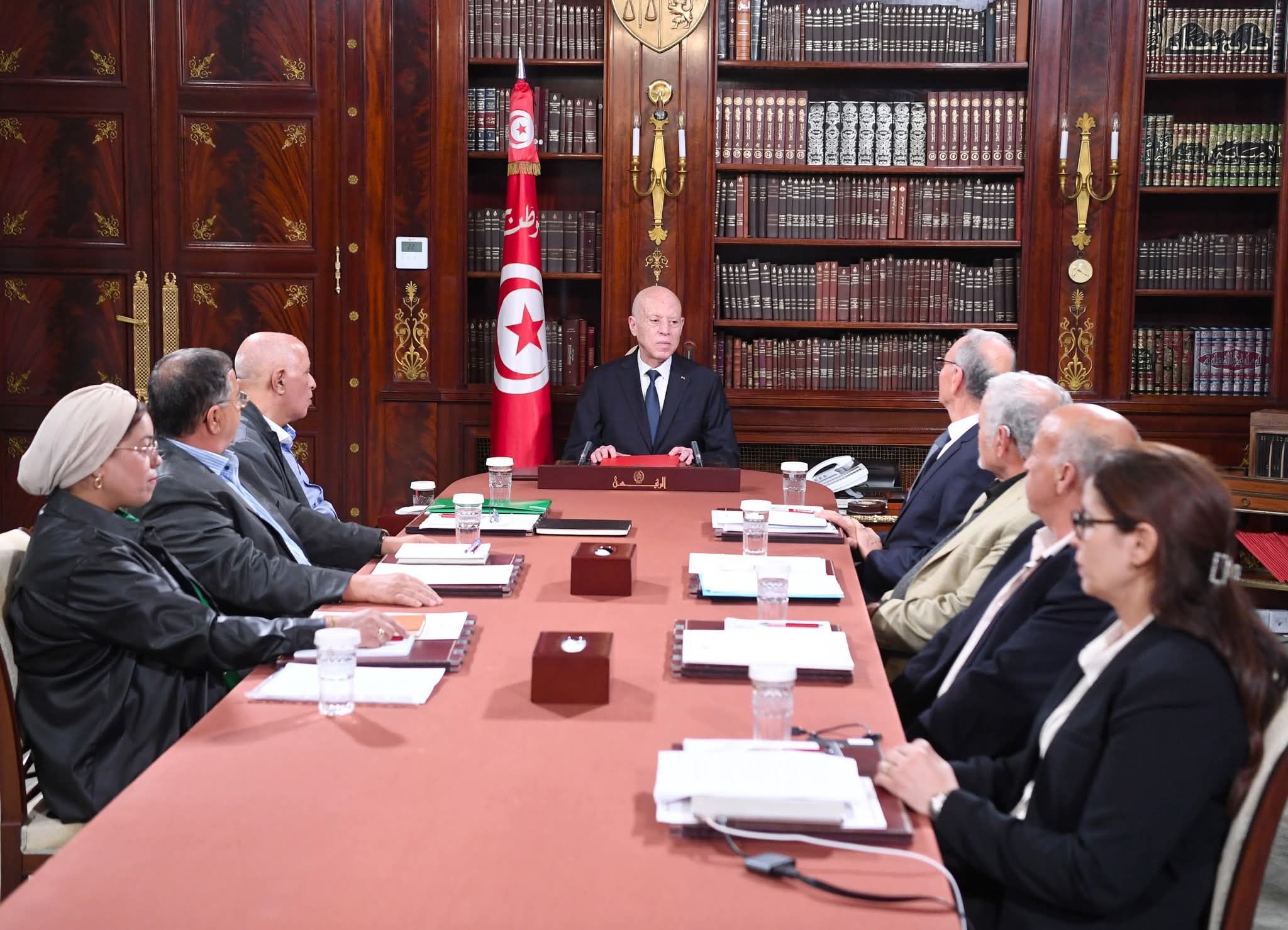 سعيد يلتقي بأعضاء اللّجنة التي كلّفها بإيجاد حلول عاجلة للوضع البيئي بمدينة قابس