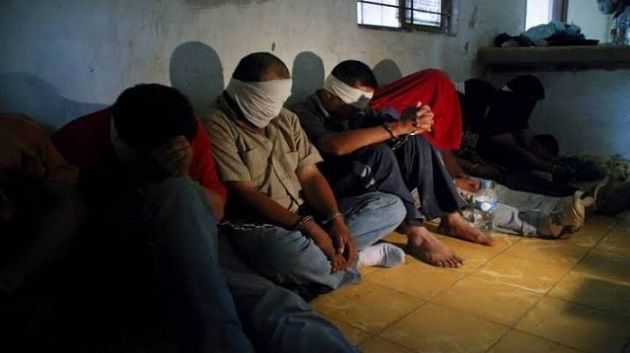 ليبيا: الإطاحة بعصابة تعذّب و تبتز مهاجرين.. وهذه اعترافاتهم (فيديو)