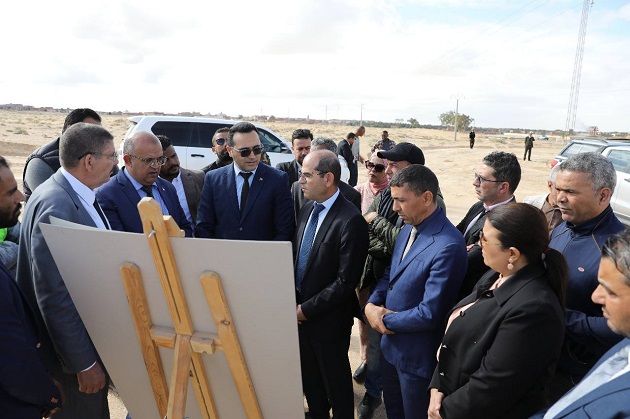 وزير التجهيز يعاين بناء جسر على وادي الفريد ويأذن بدراسة حلول لزحف الرمال في توزر