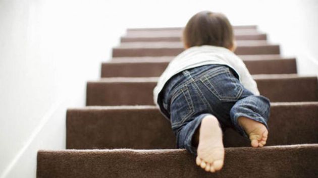 فندق الجديد : وفاة أب إثر سقوطه من درج منزله ونجاة طفله 