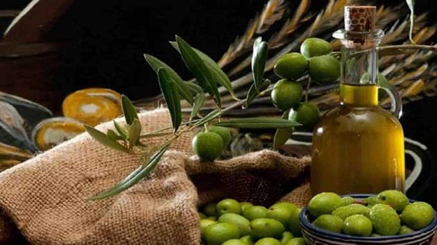 خبير دولي: التخفيض في أسعار زيت الزيتون يضرّ بالمنتجين التونسيين ويهدد استدامة القطاع  