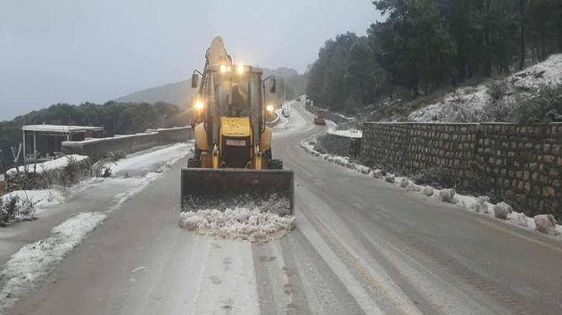 عين دراهم: فتح عدد من الطرقات بعد تساقط الثلوج منذ ليلة البارحة