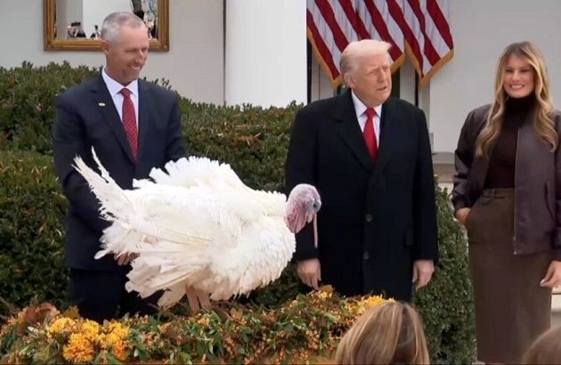 تقليد أميركي.. ترامب يمنح ديكين روميين العفو الرئاسي في البيت الأبيض (فيديو)