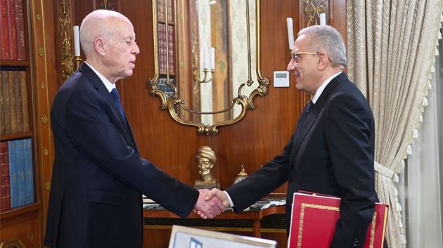 تقدّم أشغال بناء عدد من المستشفيات، استغلال مركز تشخيص الأمراض عن بُعد، محور لقاء سعيّد بوزير الصحة