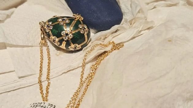 أثناء القبض عليه في متجر مجوهرات.. لص يبتلع 'قلادة' !!