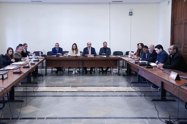 لجنة برلمانية متناصفة للنظر في الفصول الخلافية في مشروع قانون المالية