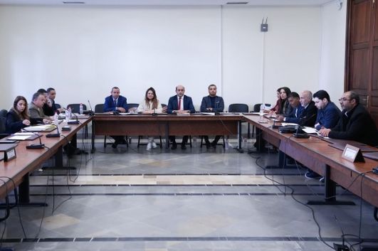 لجنة برلمانية متناصفة للنظر في الفصول الخلافية في مشروع قانون المالية