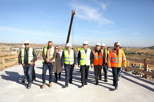 وزير التجهيز يطلع على مدى تقدم أشغال مشروع الطريق السيارة تونس- جلمة