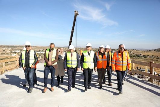 وزير التجهيز يطلع على مدى تقدم أشغال مشروع الطريق السيارة تونس- جلمة