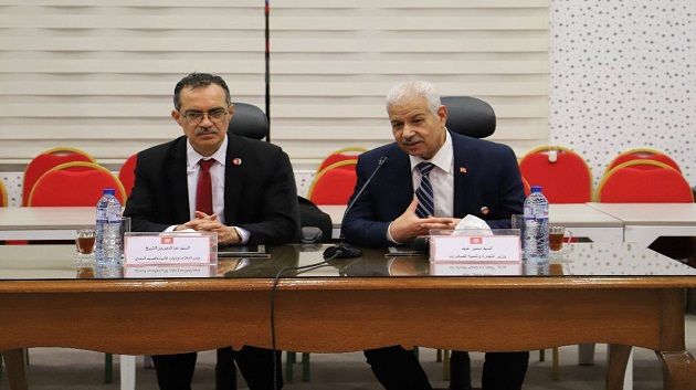 وزيرا الفلاحة والتجارة يأذنان بترويج زيت الزيتون المعلّب في السوق الداخلية