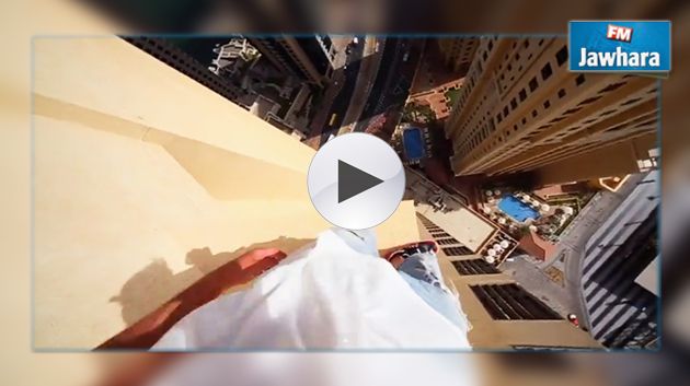 يقفز على ارتفاع 43 طابقا دون حماية ( فيديو )