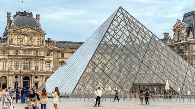 باريس: متحف اللوفر يُعيد فتح أبوابه جزئيا 