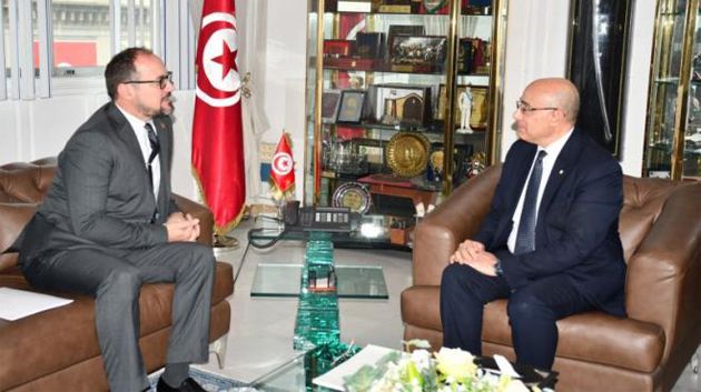 دعم التعاون العسكري ومشاريع التنمية محور لقاء وزير الدّفاع بسفير كندا الجديد