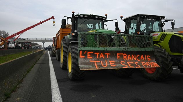 فرنسا: مزارعون يُواصلون إغلاق الطرق مع تفشّي مرض يصيب المواشي