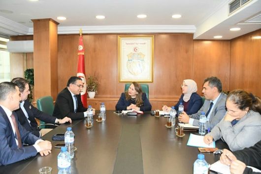 وزيرة الصناعة تعقد اجتماعا مع ممثلي مجلس الغرف المشتركة بتونس
