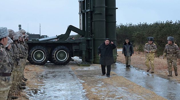 زعيم كوريا الشمالية يشرف على اختبار صواريخ بعيدة المدى