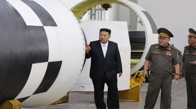 زعيم كوريا الشمالية يأمر بتوسيع وتحديث إنتاج الصواريخ