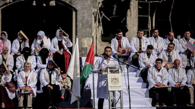 فوق ركام مجمّع الشفاء.. غــ.ــزّة تحتفل بتخرّج 168 طبيباً وطبيبة