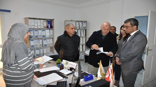 خلال زيارة عدد من الإدارات: والي سوسة يشدّد على ضرورة متابعة الحضور وفرض الانضباط