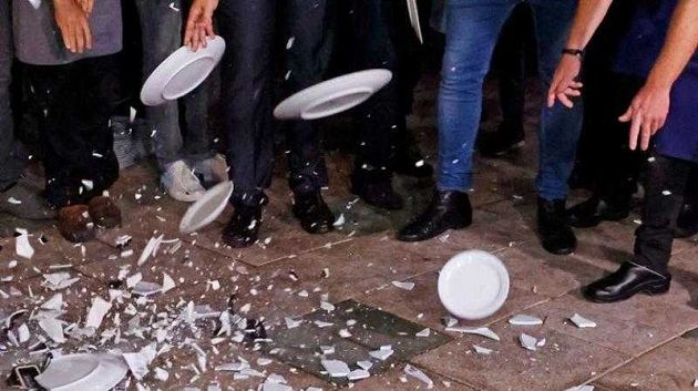 منها رشّ الملح و كسر الأطباق.. أغرب تقاليد الاحتفال بليلة رأس السنة