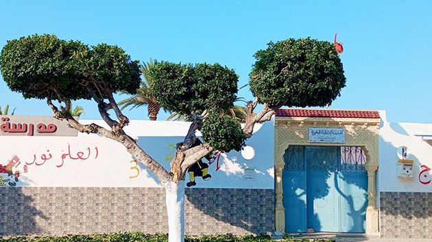 بعد تسرّب مياه الأمطار داخلها.. 120 تلميذاً دُون قاعات تدريس بزاوية سوسة (فيديو)