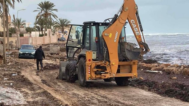 جرجيس : فتح الطرقات و رفع الحاويات الكبيرة بعد هيجان البحر وارتفاع الأمواج