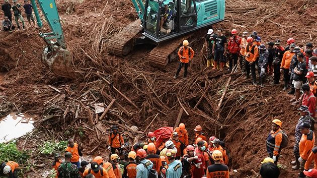 قتلى ومفقودون جرّاء انزلاق تربة في إندونيسيا
