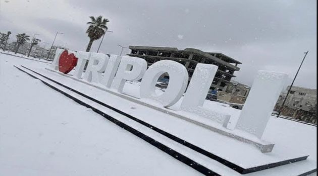 ثلوج نادرة تغطي شوارع العاصمة الليبية طرابلس 