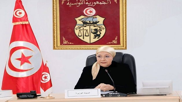 وزيرة العدل تؤكد على ضرورة الالتزام بتطبيق القانون واحترام الاجراءات  