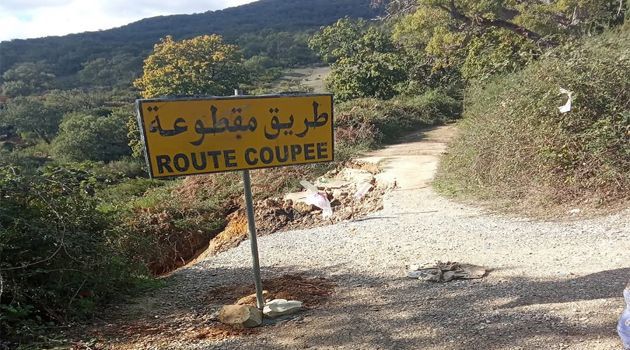 منع الجولان بين قرية جنتورة و قرية بني مطير اثر انزلاق أرضي