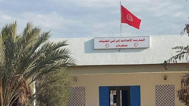 اقتحموا مدرسة اعداديّة بدرّاجات ناريّة.. ولمّا تصدّى لهم المدير دهسوه !! (فيديو)