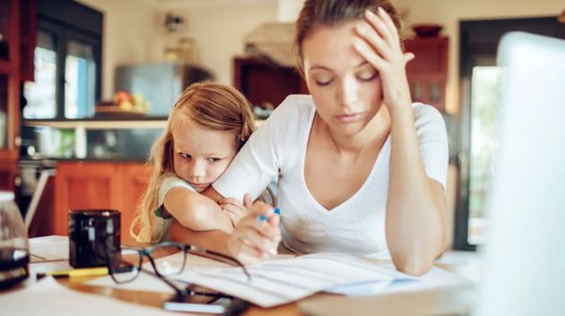 الأم العاملة.. معاناة صامتة وقوانين جامدة