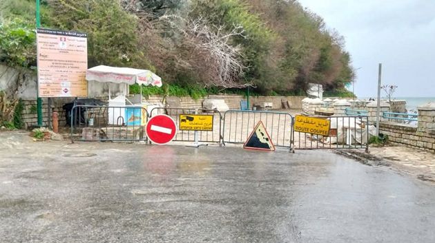 طبرقة : بسبب انزلاق أرضي غلق طريق منطقة الابر