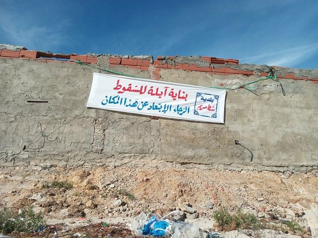 شطّ مريم.. احداثات فوضوية آيلة للسقوط على الشاطئ والبلدية تحذّر (صور)