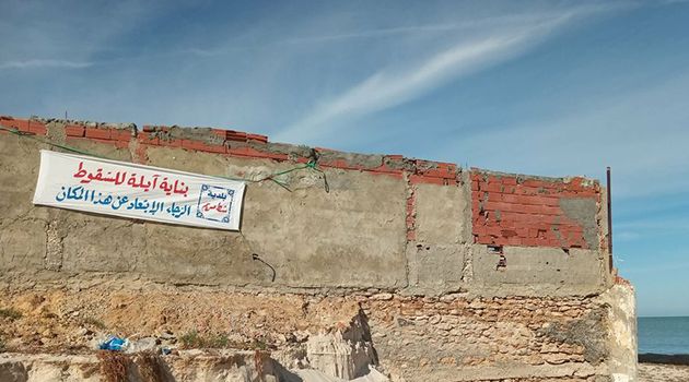 شطّ مريم.. احداثات فوضوية آيلة للسقوط على الشاطئ والبلدية تحذّر (صور)