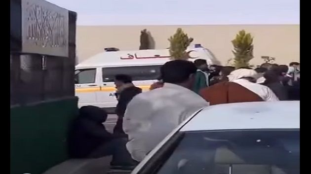 تسليم جثمان سيف الإسلام القذافي إلى قبيلته (فيديو)