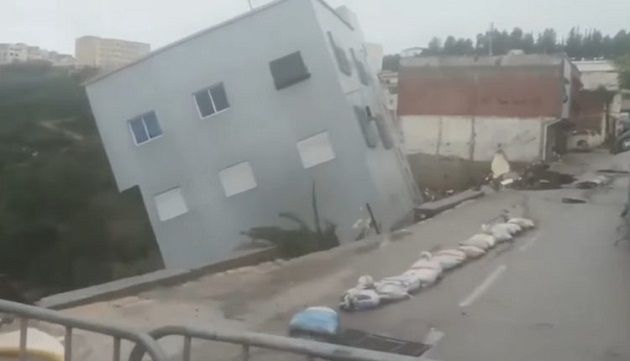 المغرب.. انهيار بناية بُنيت عشوائيا على ضفاف أحد الأودية (فيديو)