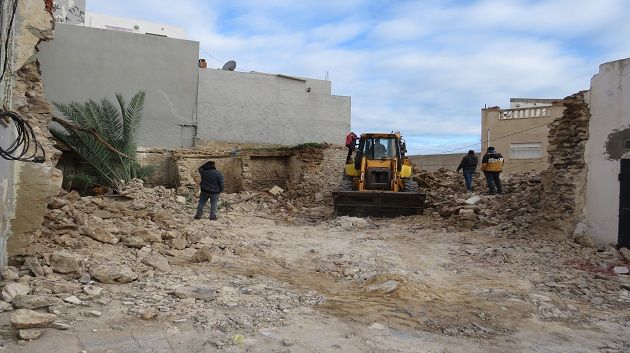 القلعة الكبرى: تنفيذ قرار هدم بناية آيلة للسقوط (صور)