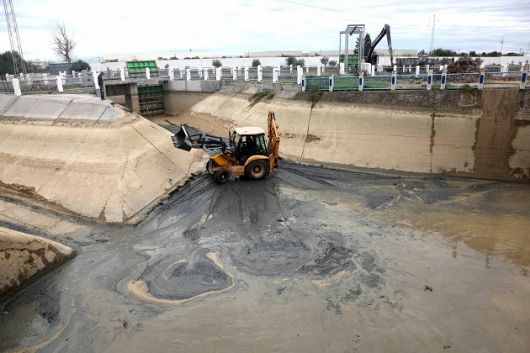 تواصل أشغال صيانة قنال مجردة (صور)