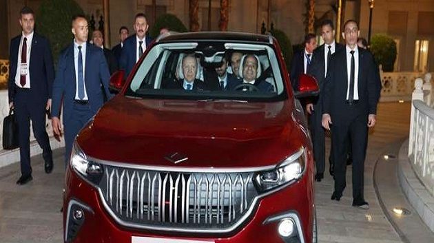 أردوغان يُهدي السيسي أول سيارة كهربائية تركية الصنع (فيديو)