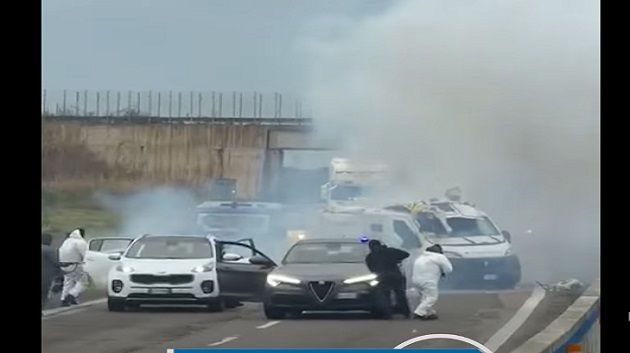 هجوم 'هوليودي' على شاحنة نقل أموال في إيطاليا (فيديو)