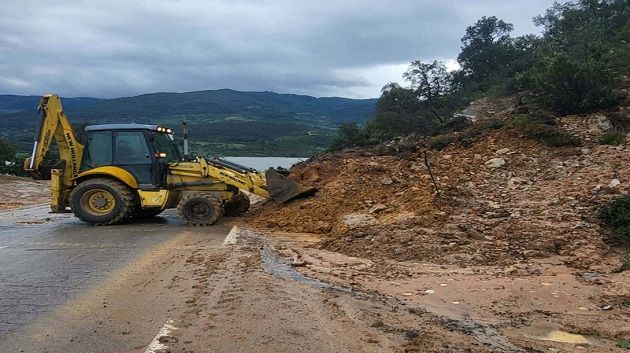 جندوبة: تواصل عمليات فتح الطرقات (صور)