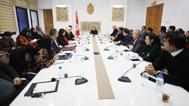 وزيرة الثقافة تؤكد على أهمية التشاور بين المؤسسات الراجعة لها بالنظر