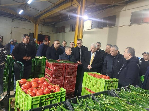 ضبط عملية احتكارية واخلالات خلال زيارة ميدانية لوزير التجارة الى سوق الجملة