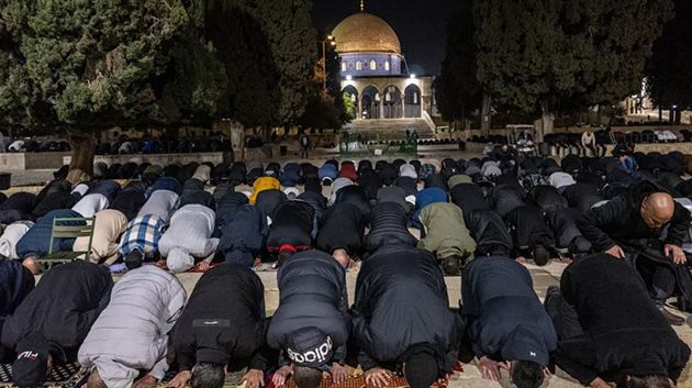 نحو 100 ألف مصلّ أدّوا صلاتيْ العشاء والتراويح بالأقصى