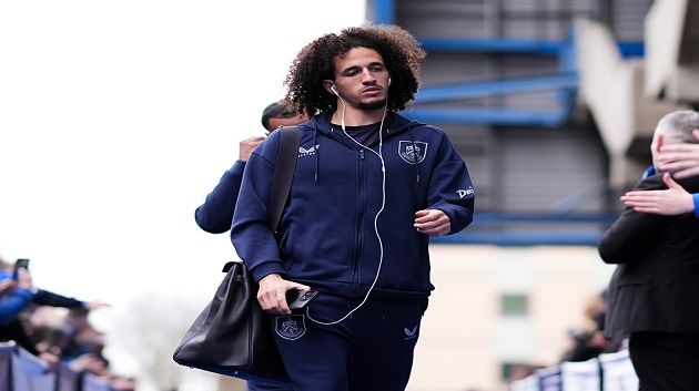 بيرنلي والجامعة التونسية يدعمان حنبعل المجبري بعد تعرضه لإساءات عنصرية