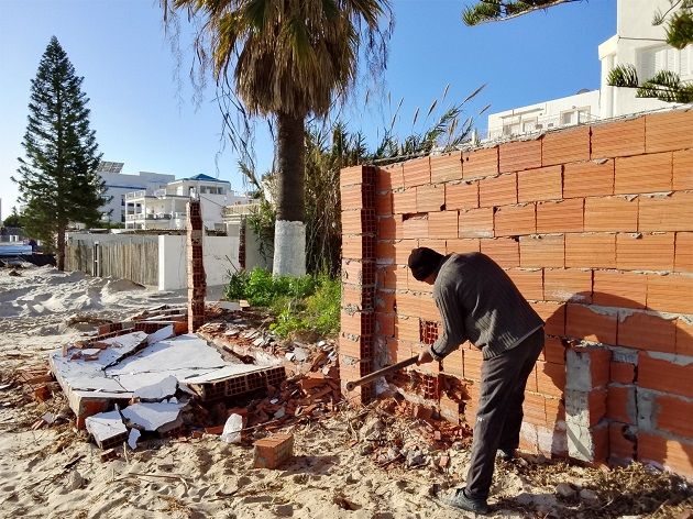 مواطنون يبادرون بالإزالة الطوعية وتنبيه للمخالفين غير الممتثلين لقرارات هدم الاحداثات الفوضوية  